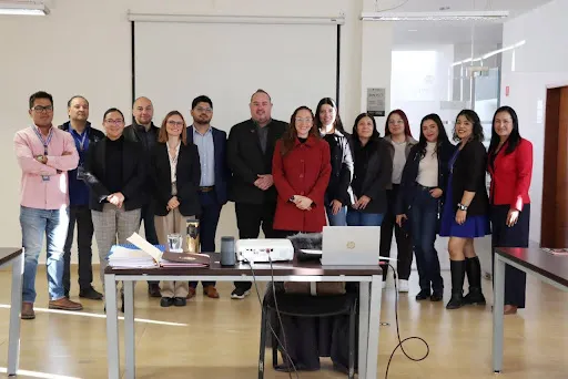 • El programa se estructura en cuatro módulos: persona, equipo, sistema y mercado Con el objetivo de impulsar un liderazgo más sólido, consciente y estratégico en las empresas del sector productivo, EMQRO Industrial dio inicio al Diplomado 360: Liderar, Transformar y Escalar Empresas Industriales, un programa de capacitación diseñado para empresarios, directivos y líderes de área que enfrentan los retos actuales de crecimiento, cumplimiento normativo y gestión del talento. El diplomado parte de la premisa de que el crecimiento empresarial no depende únicamente de las condiciones del mercado, sino de contar con líderes capaces de evolucionar de la operación diaria hacia la estrategia, fortaleciendo la cultura organizacional, la estructura interna y una visión de largo plazo. Bajo este enfoque, el programa se compone de cuatro módulos integrales —persona, equipo, sistema y mercado— con herramientas de aplicación inmediata en las empresas participantes. Liderazgo consciente y transformación personal El arranque del diplomado estuvo a cargo de Sandra Carranza, escritora, conferencista internacional y mentora, quien impartió el módulo Liderazgo Consciente. Durante esta primera sesión, se abordó la importancia de la mentalidad del líder como base para la toma de decisiones, el bienestar organizacional y la construcción de culturas empresariales éticas y humanas. Carranza, reconocida por su trayectoria en liderazgo y desarrollo humano, destacó que antes de gestionar procesos y resultados, los directivos deben fortalecer su autoliderazgo, romper creencias limitantes y alinear su propósito personal con los objetivos empresariales. Equipos de alto desempeño y cultura de resultados El segundo módulo, Gestión de Equipos para una Cultura Organizacional de Resultados, será impartido por Grace Romo, fundadora y directora de Human Ecos, especialista en formación de equipos de alto desempeño. Su enfoque se centra en transformar grupos de trabajo en equipos colaborativos y alineados a los objetivos estratégicos, mediante metodologías vivenciales y liderazgo situacional. Con amplia experiencia en consultoría empresarial y docencia, Romo aporta herramientas prácticas para fortalecer la cultura organizacional, la comunicación efectiva y la sinergia entre áreas, elementos clave para la competitividad industrial. Gobernanza, cumplimiento y estructura empresarial Uno de los ejes centrales del diplomado es el módulo de Gobernanza Empresarial, impartido por Ricardo Ruiz, Director General de HITS Soluciones en Capital Humano. Con más de 16 años de experiencia en nómina, cumplimiento laboral y fiscal, seguridad social y diseño de estructuras operativas, Ruiz aborda la importancia de “poner la casa en orden” para garantizar la sostenibilidad del negocio. Este módulo se enfoca en traducir la complejidad normativa en acciones claras y ejecutables, permitiendo a los líderes reducir riesgos, fortalecer la gestión del capital humano y alinear los indicadores de desempeño con la estrategia empresarial. Estrategia de mercado y crecimiento industrial El cierre del diplomado estará a cargo de Guadalupe Alonso, consultora especializada en marketing industrial y estrategias B2B, a través del módulo Estrategia de Marketing Enfocada en la Industria. Su participación conecta la estructura interna de la empresa con el mercado, demostrando cómo el marketing estratégico y la humanización de la marca industrial impulsan el posicionamiento, las ventas y el crecimiento sostenible. Este módulo aborda temas como liderazgo en marketing, LinkedIn e inbound marketing industrial, así como medición de resultados, con un enfoque práctico y alineado a la realidad del sector. Capacitación con impacto real en la industria El Diplomado 360 se distingue por su enfoque 100% industrial, la participación de expertos con experiencia de campo, la aplicación inmediata de conocimientos y la validación oficial mediante constancias DC-3 por módulo cursado. Con cupo limitado, el programa busca garantizar una experiencia de aprendizaje cercana, basada en casos reales y alineada a las necesidades actuales de las empresas. Con esta iniciativa, EMQRO Industrial refrenda su compromiso con la profesionalización del liderazgo empresarial y el fortalecimiento de las capacidades directivas que impulsan la competitividad y el crecimiento sostenible de la industria en Querétaro.